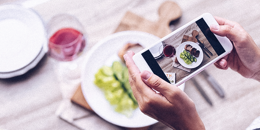 Fotoshooting von angerichteter Mahlzeit mit Smart Phone